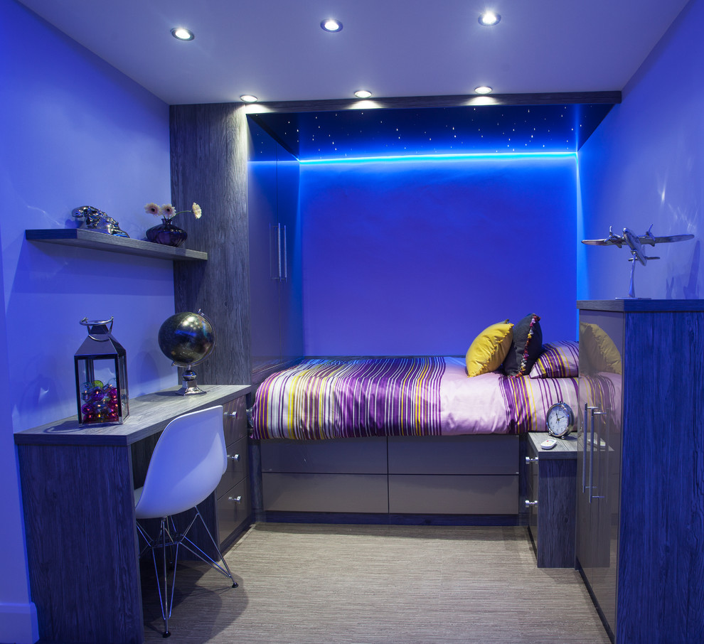 Esempio di una piccola camera degli ospiti minimal con pareti blu e moquette