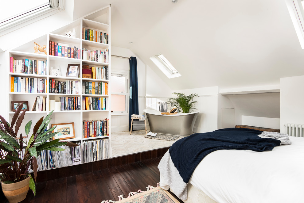 На фото: гостевая спальня среднего размера, (комната для гостей) в стиле неоклассика (современная классика) с белыми стенами и паркетным полом среднего тона
