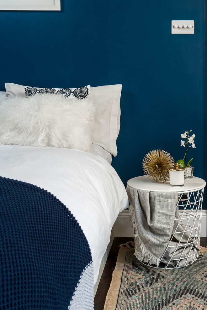 Идея дизайна: гостевая спальня среднего размера, (комната для гостей) в стиле неоклассика (современная классика) с синими стенами, паркетным полом среднего тона и коричневым полом