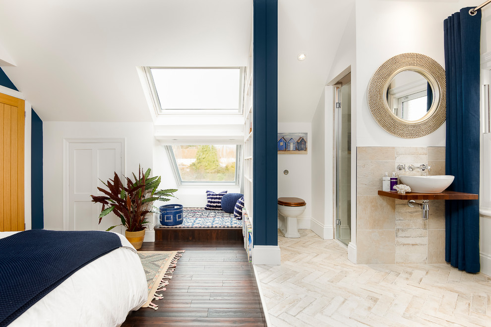 Mittelgroßes Klassisches Gästezimmer mit weißer Wandfarbe, Porzellan-Bodenfliesen und beigem Boden in Berkshire