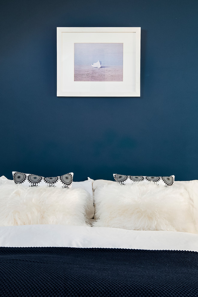 Esempio di una camera degli ospiti chic di medie dimensioni con pareti blu, pavimento in legno massello medio e pavimento marrone