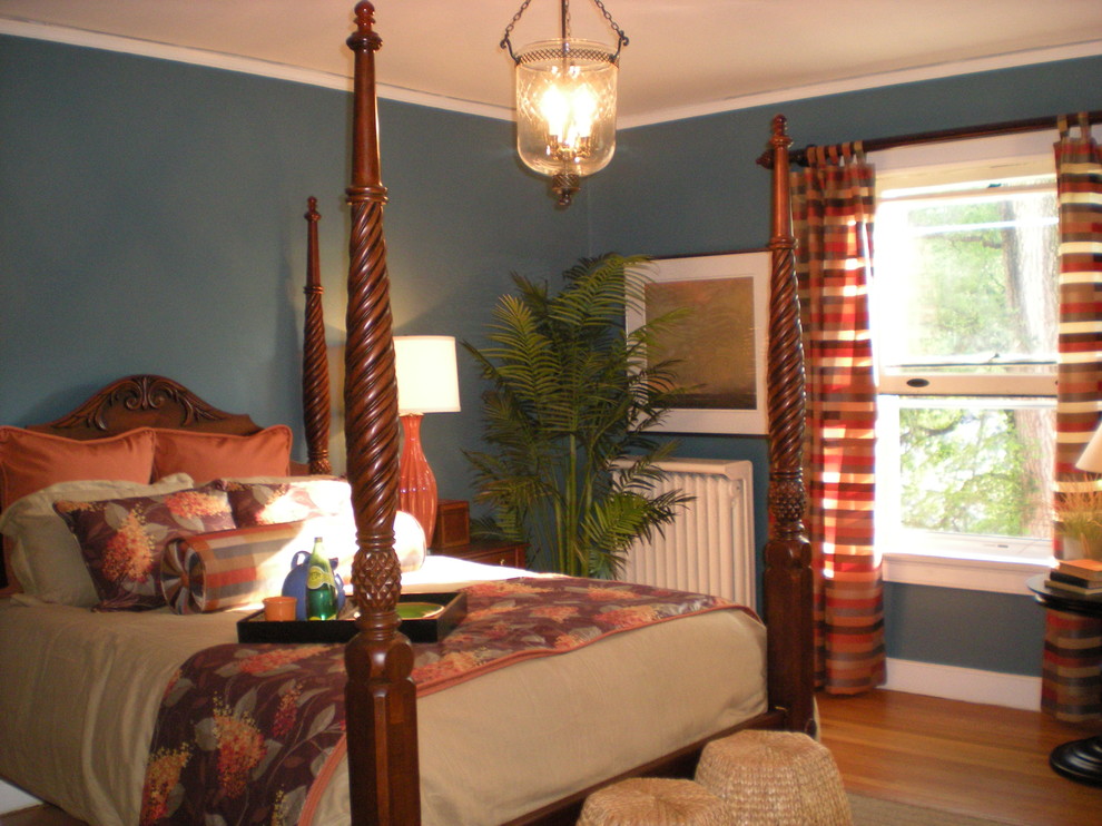 Bedroom - traditional bedroom idea in Detroit
