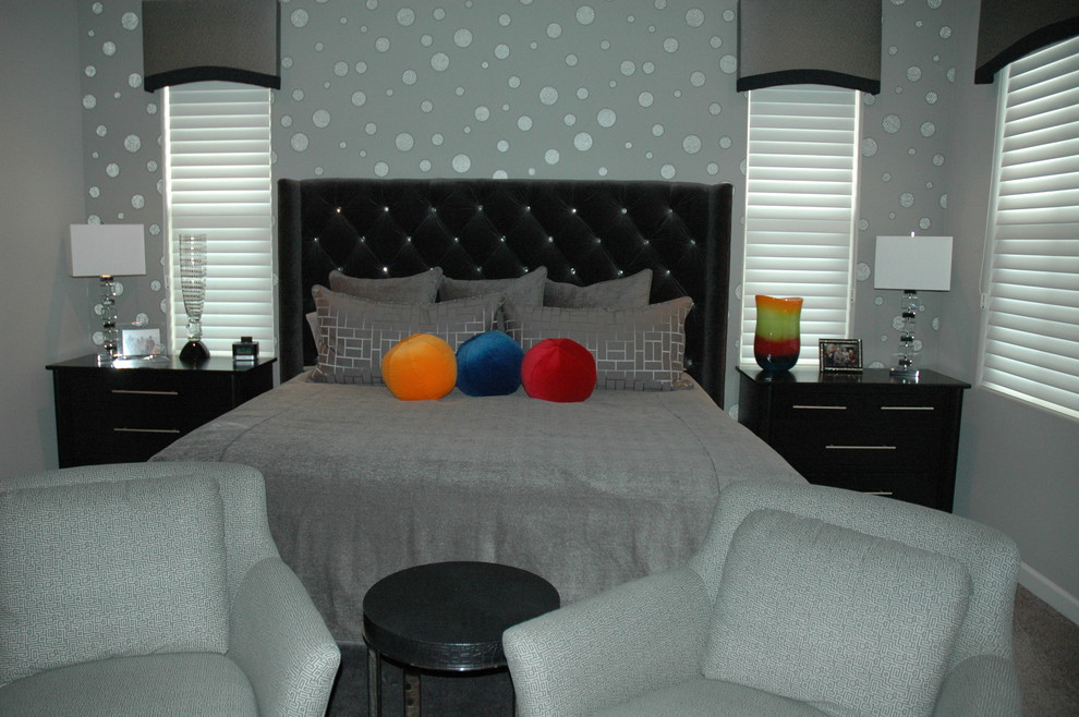 Imagen de dormitorio principal actual con paredes grises y moqueta