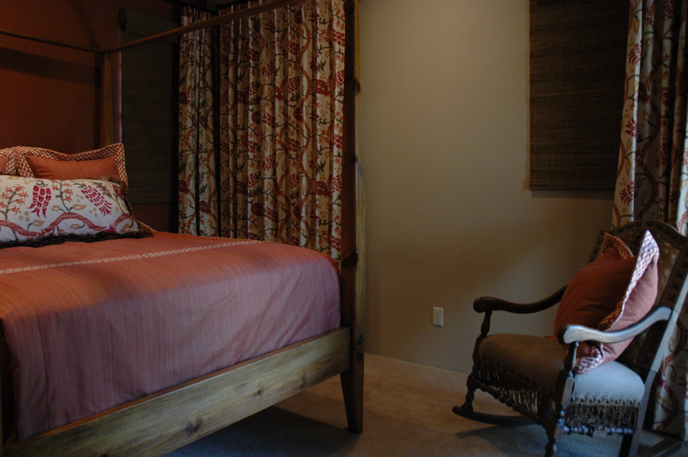 フェニックスにあるアジアンスタイルのおしゃれな主寝室 (赤い壁)