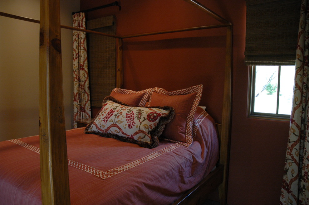 Пример оригинального дизайна: хозяйская спальня в восточном стиле с красными стенами