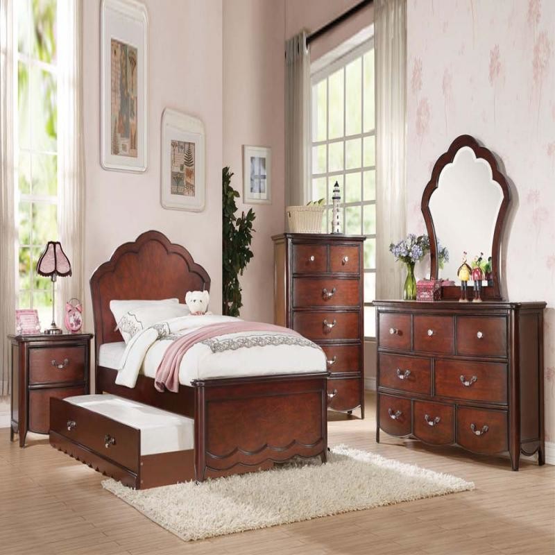 Modelo de dormitorio clásico con paredes rosas y suelo de madera en tonos medios