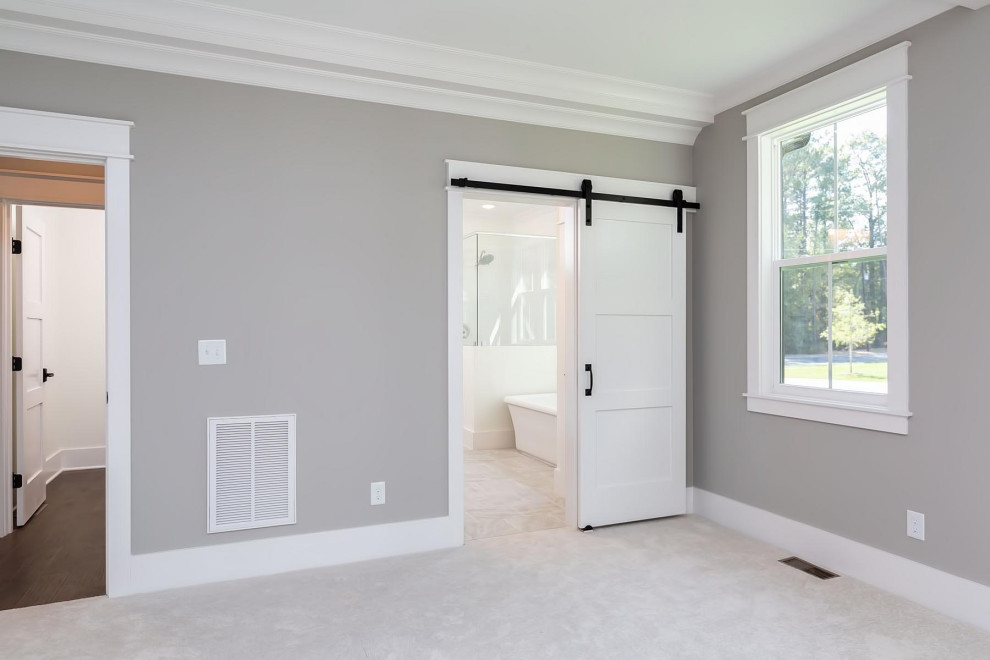 Ejemplo de dormitorio principal tradicional de tamaño medio sin chimenea con paredes grises, moqueta y suelo gris