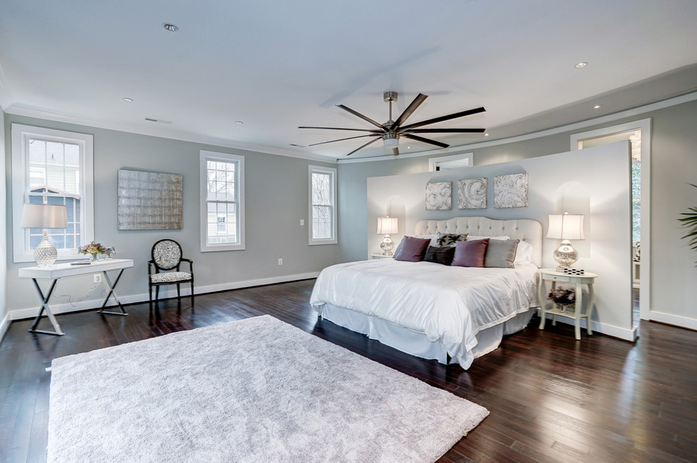 ワシントンD.C.にある広いトラディショナルスタイルのおしゃれな主寝室 (グレーの壁、濃色無垢フローリング) のレイアウト
