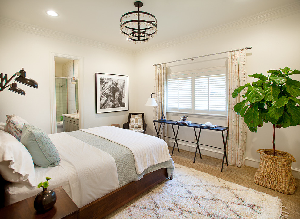 Пример оригинального дизайна: гостевая спальня (комната для гостей) в стиле неоклассика (современная классика) с белыми стенами и деревянным полом