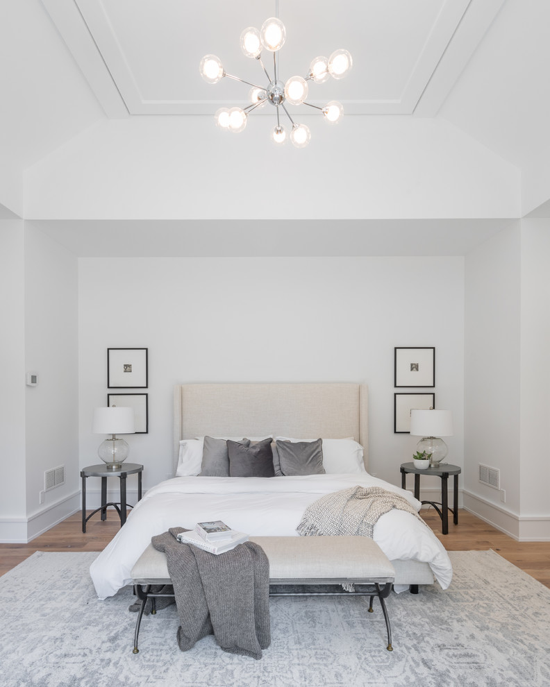 ニューヨークにあるカントリー風のおしゃれな主寝室 (白い壁、無垢フローリング、茶色い床、照明) のインテリア