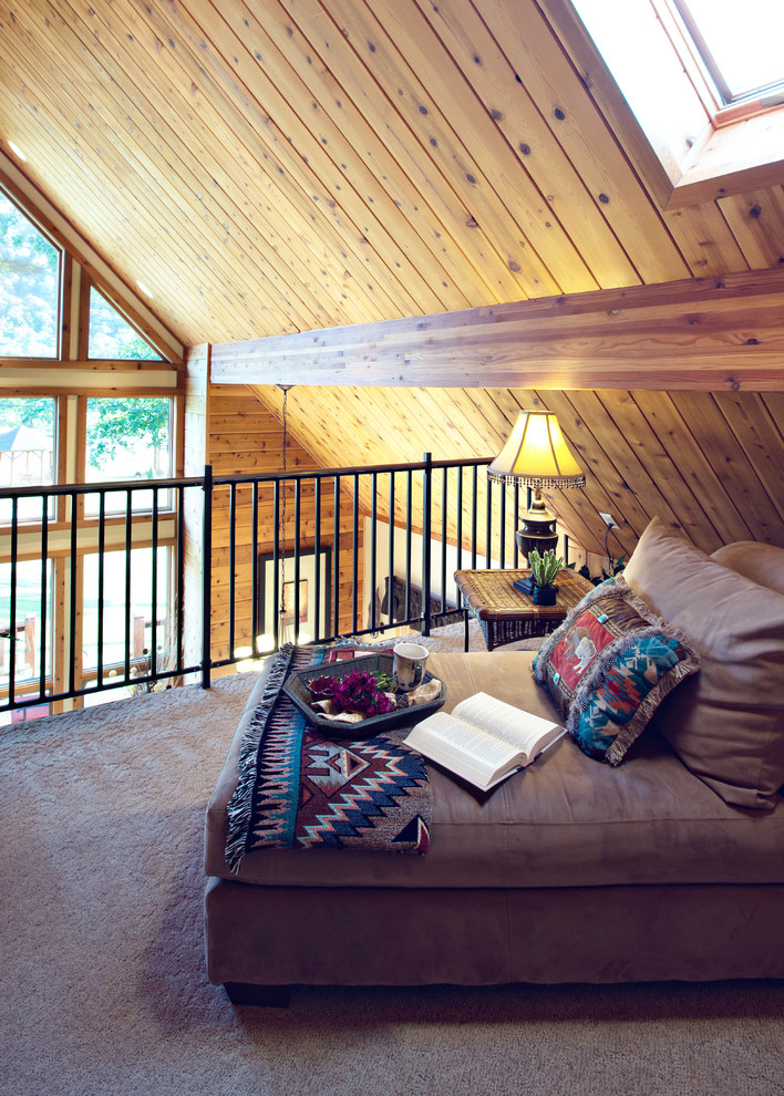 Imagen de dormitorio tipo loft rural de tamaño medio con moqueta
