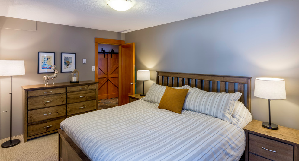 Mittelgroßes Rustikales Gästezimmer mit grauer Wandfarbe, Teppichboden und beigem Boden in Vancouver