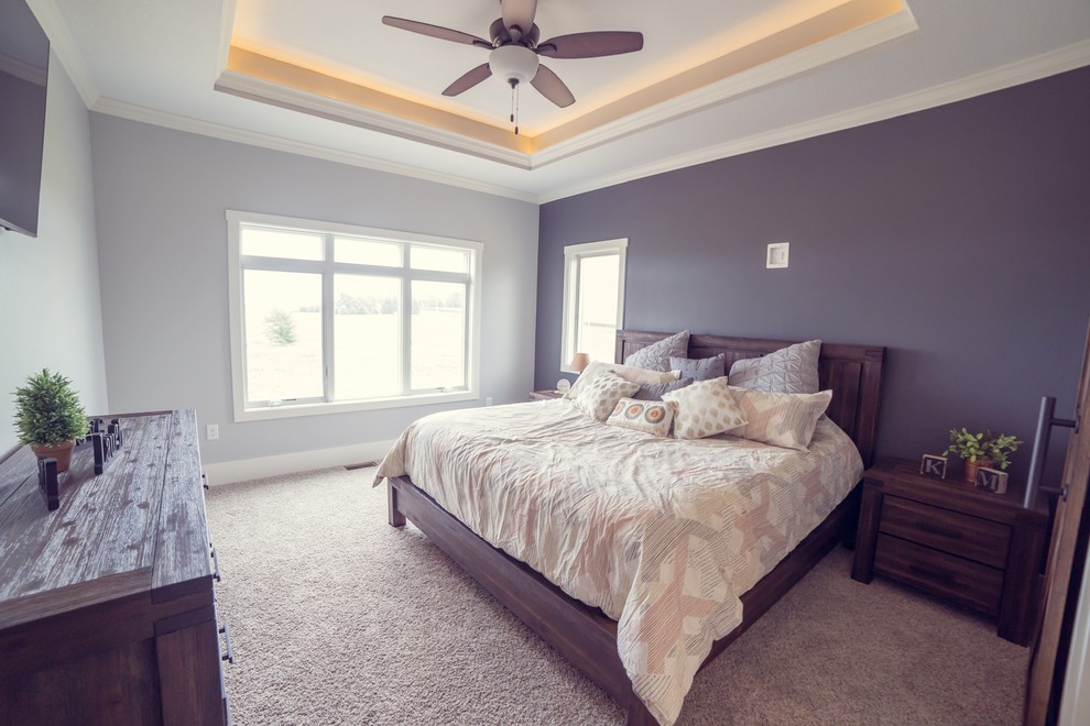 Источник вдохновения для домашнего уюта: хозяйская спальня в стиле рустика с ковровым покрытием, бежевым полом и синими стенами