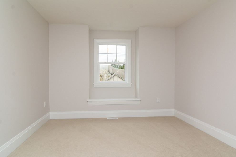 Klassisches Gästezimmer ohne Kamin mit weißer Wandfarbe und Teppichboden in Vancouver