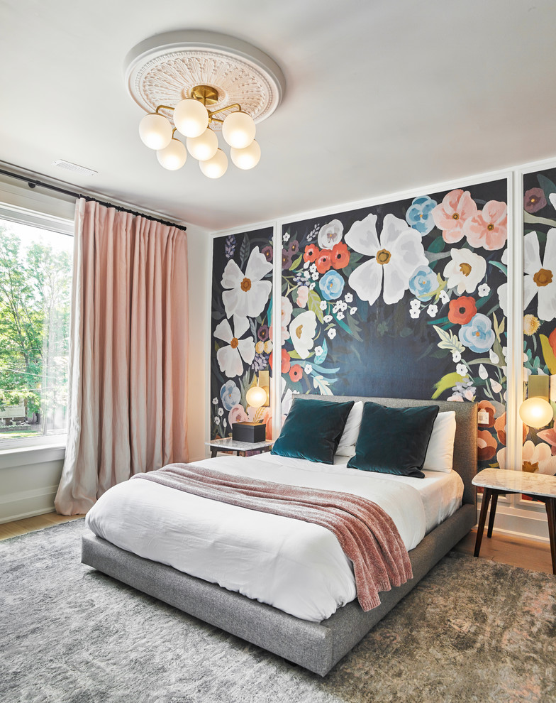 Skandinavisk inredning av ett sovrum, med flerfärgade väggar