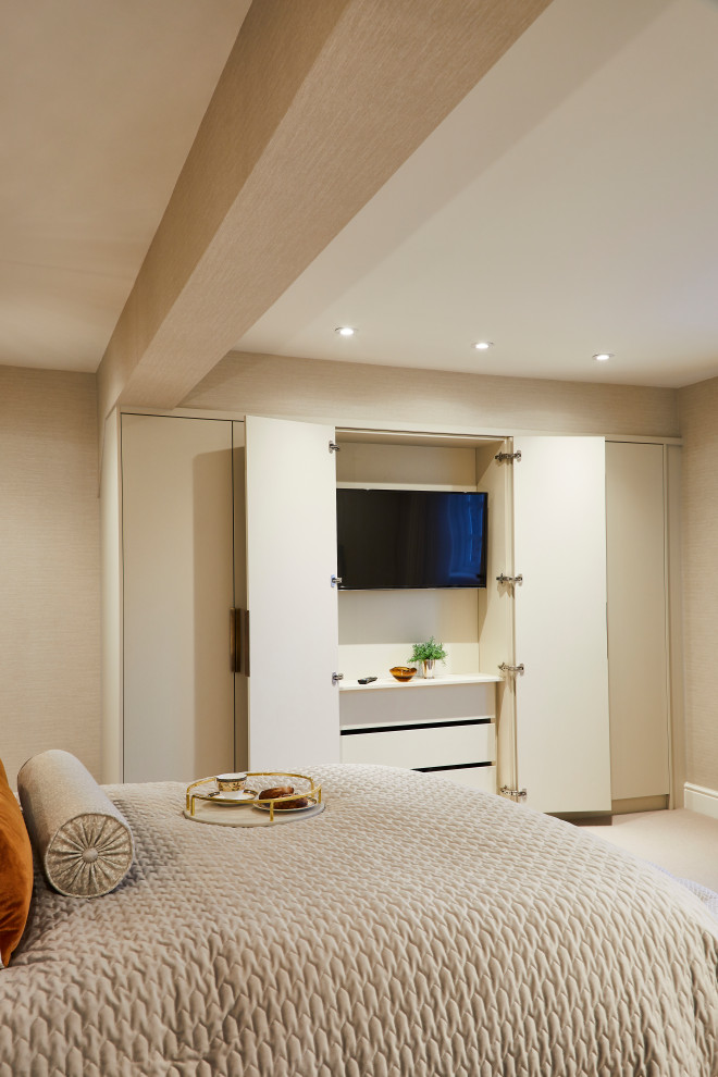 Diseño de dormitorio principal actual grande con paredes beige, moqueta, suelo beige y papel pintado