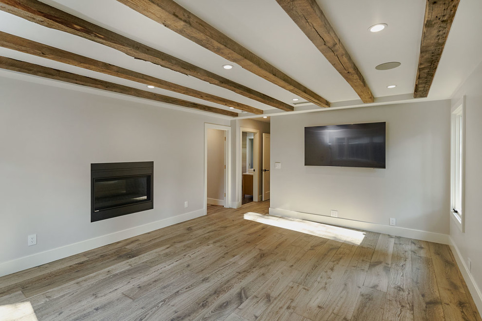 Großes Landhausstil Hauptschlafzimmer mit grauer Wandfarbe, braunem Holzboden, Kamin und grauem Boden in San Francisco
