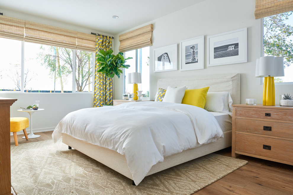 На фото: спальня в стиле неоклассика (современная классика) с белыми стенами и паркетным полом среднего тона с