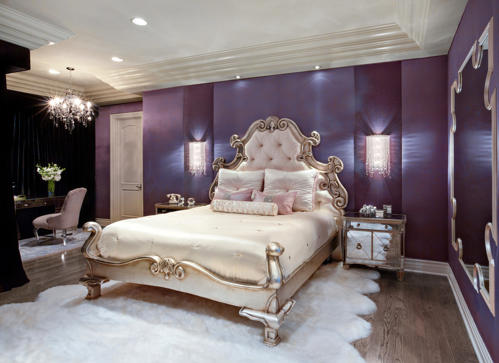 Foto di una camera matrimoniale chic di medie dimensioni con pareti viola, pavimento in legno massello medio e nessun camino