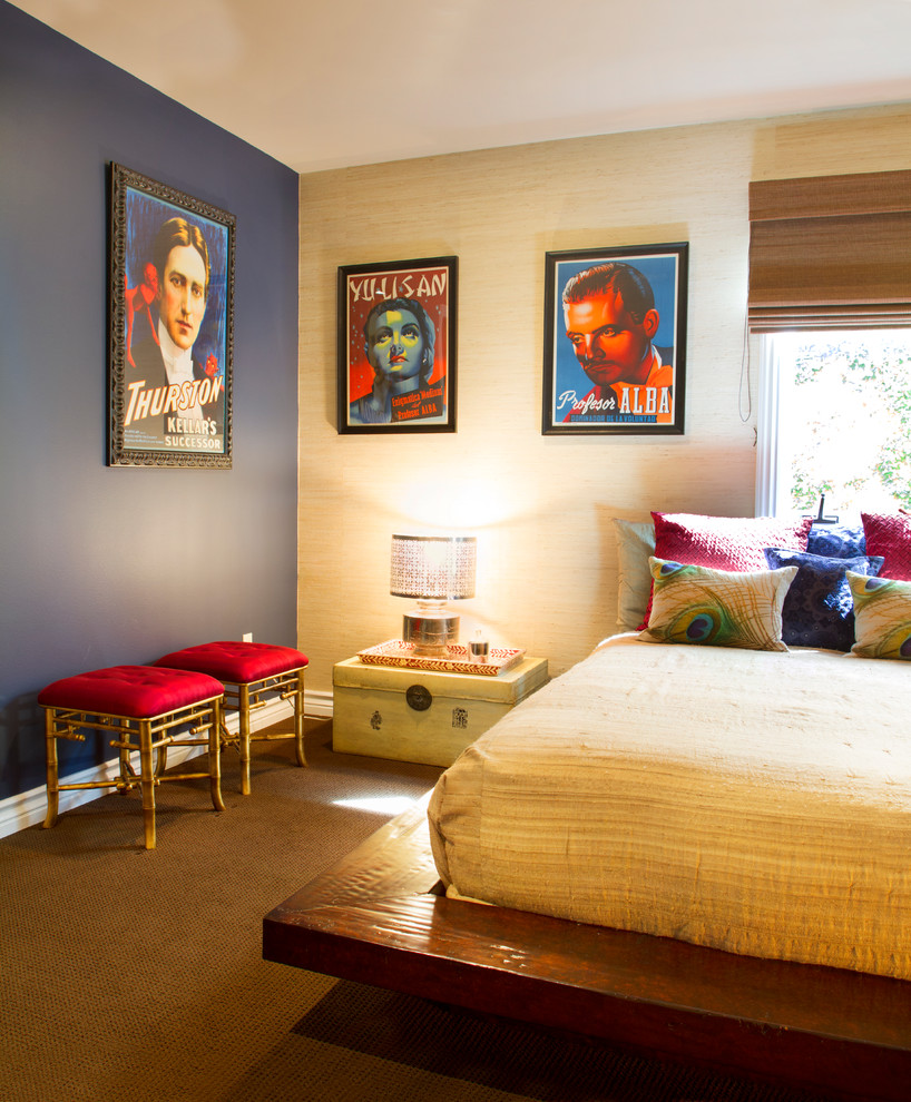 Свежая идея для дизайна: маленькая гостевая спальня (комната для гостей) в стиле фьюжн с синими стенами и ковровым покрытием для на участке и в саду - отличное фото интерьера