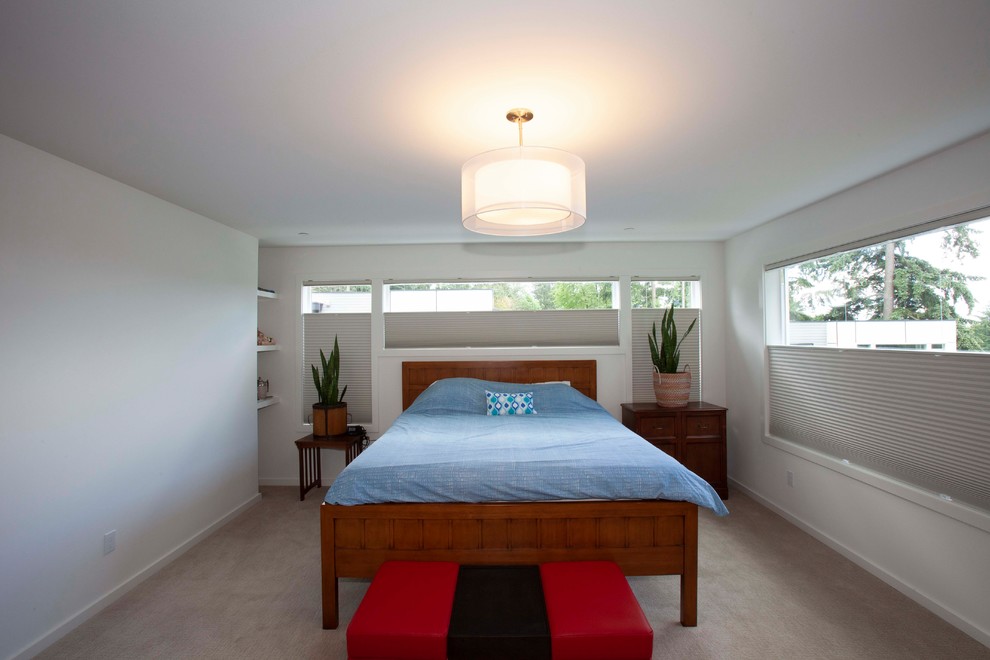 Exemple d'une chambre avec moquette tendance de taille moyenne avec un mur blanc et un sol beige.