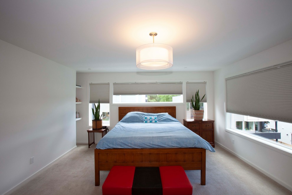 Modelo de dormitorio contemporáneo de tamaño medio con paredes blancas, moqueta y suelo beige