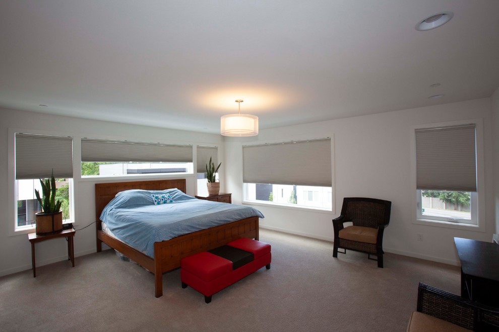 Cette photo montre une chambre avec moquette tendance de taille moyenne avec un mur blanc et un sol beige.