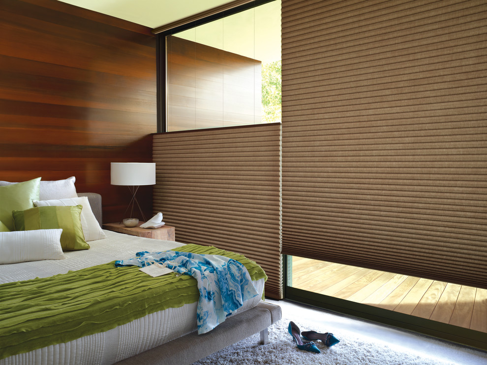 Идея дизайна: большая хозяйская спальня в стиле ретро с коричневыми стенами и ковровым покрытием без камина