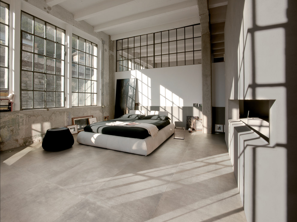 シドニーにあるコンテンポラリースタイルのおしゃれなロフト寝室 (茶色い壁、磁器タイルの床、茶色い床)
