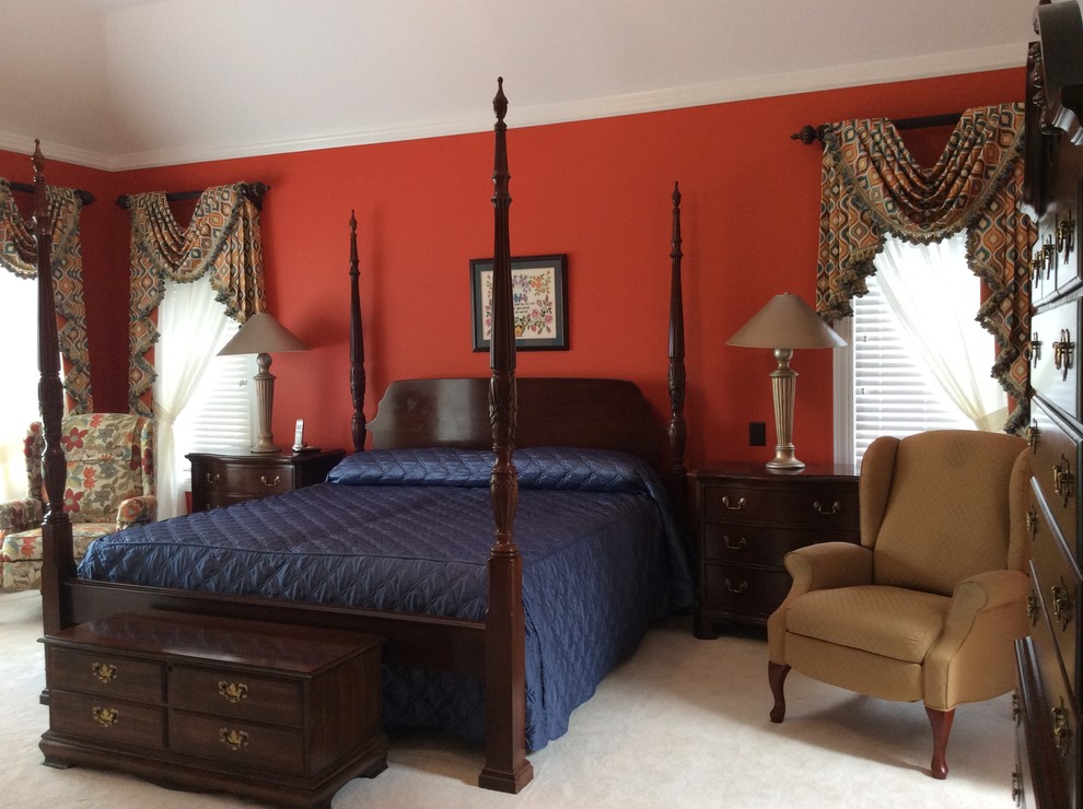 他の地域にあるトラディショナルスタイルのおしゃれな主寝室 (赤い壁、カーペット敷き) のレイアウト