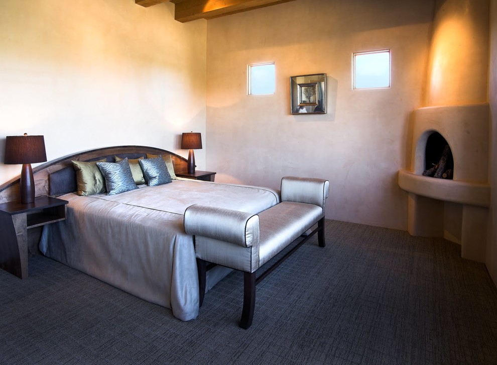 アルバカーキにある地中海スタイルのおしゃれな寝室のレイアウト
