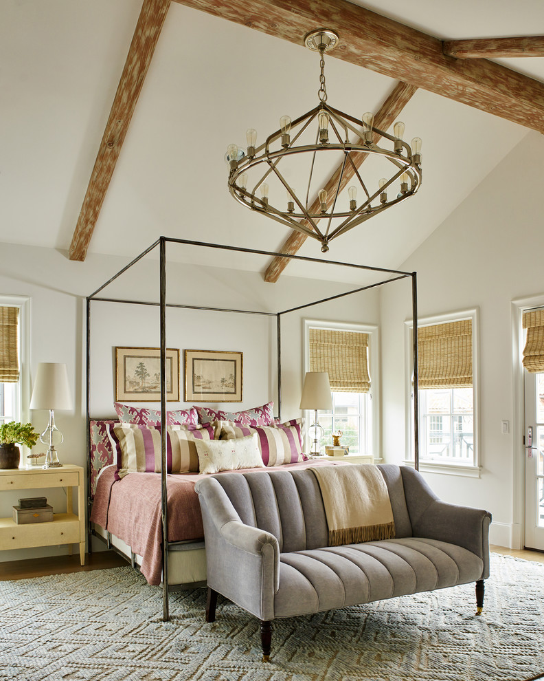 Inspiration för klassiska sovrum, med vita väggar, mellanmörkt trägolv och brunt golv