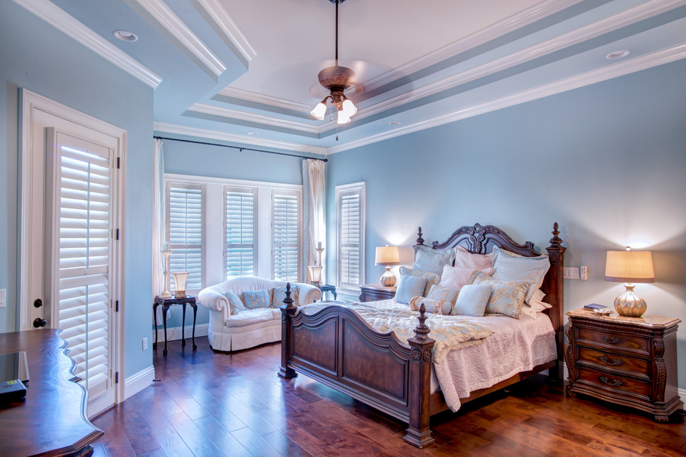 Großes Klassisches Hauptschlafzimmer ohne Kamin mit blauer Wandfarbe, dunklem Holzboden und braunem Boden in Orlando
