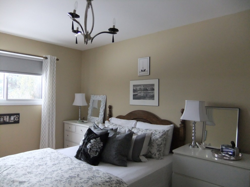 Foto di una piccola camera matrimoniale classica con pareti beige e parquet chiaro