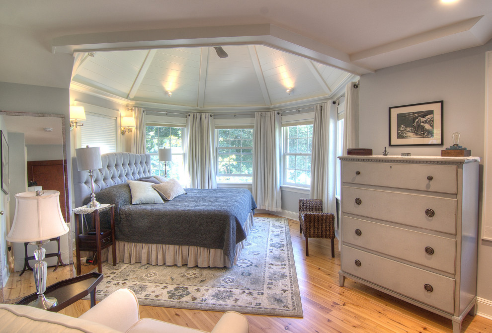 Großes Klassisches Hauptschlafzimmer mit grauer Wandfarbe, hellem Holzboden, braunem Boden und Holzdielendecke in Sonstige