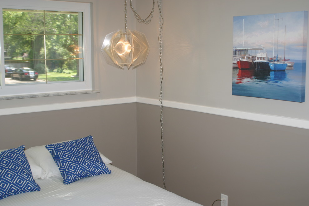 Идея дизайна: маленькая гостевая спальня (комната для гостей) в стиле фьюжн с серыми стенами и ковровым покрытием без камина для на участке и в саду