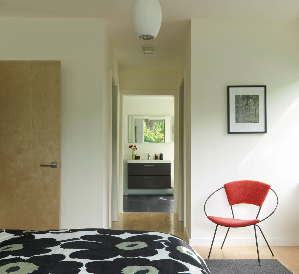 Modernes Hauptschlafzimmer mit weißer Wandfarbe und hellem Holzboden in Burlington