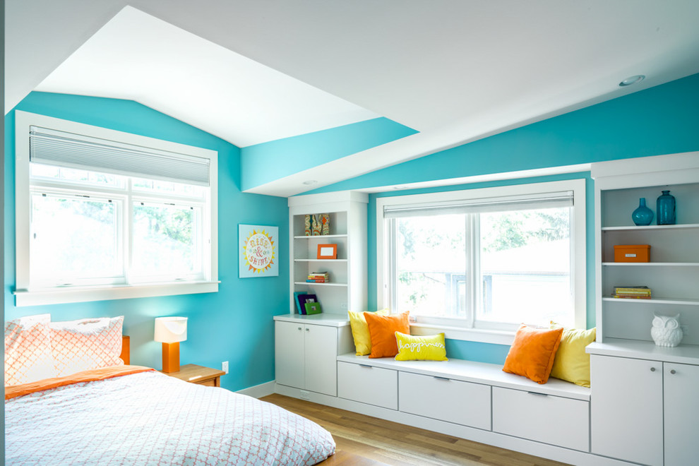 デンバーにあるコンテンポラリースタイルのおしゃれな客用寝室 (青い壁、淡色無垢フローリング) のインテリア