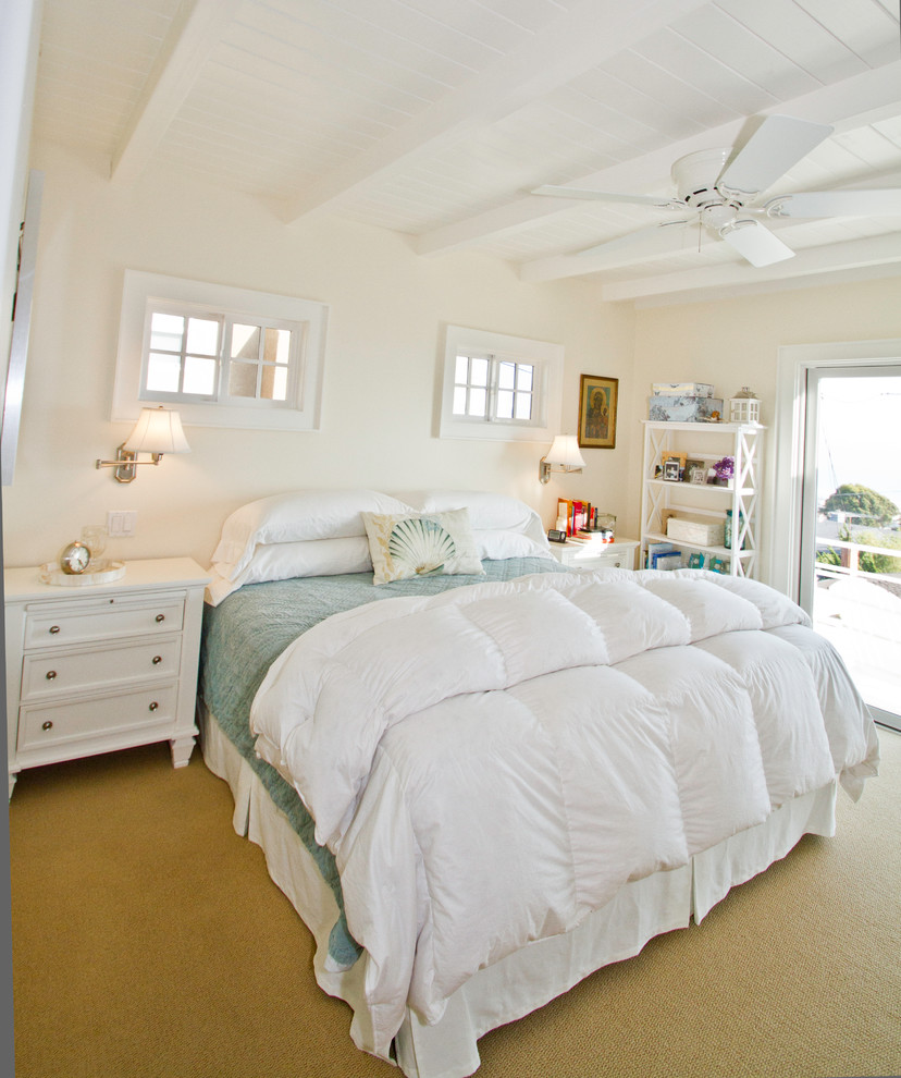 Пример оригинального дизайна: хозяйская спальня среднего размера в морском стиле с белыми стенами и ковровым покрытием