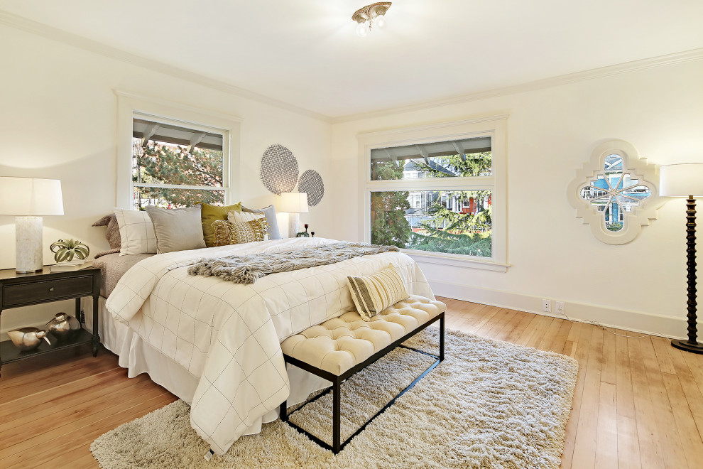 Foto di una grande camera matrimoniale american style con pareti bianche, pavimento in legno massello medio e pavimento marrone