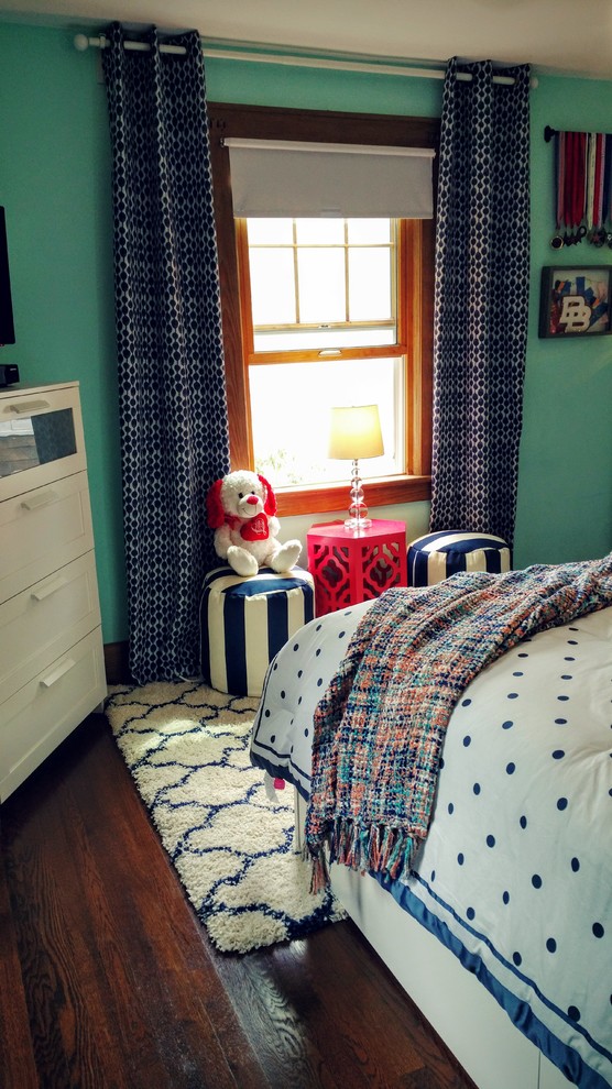 Modelo de dormitorio tradicional renovado de tamaño medio sin chimenea con paredes azules y suelo de madera en tonos medios