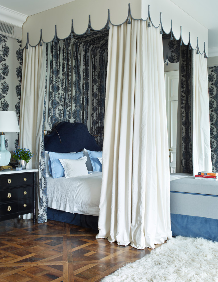ロンドンにあるトラディショナルスタイルのおしゃれな主寝室 (マルチカラーの壁、無垢フローリング) のレイアウト