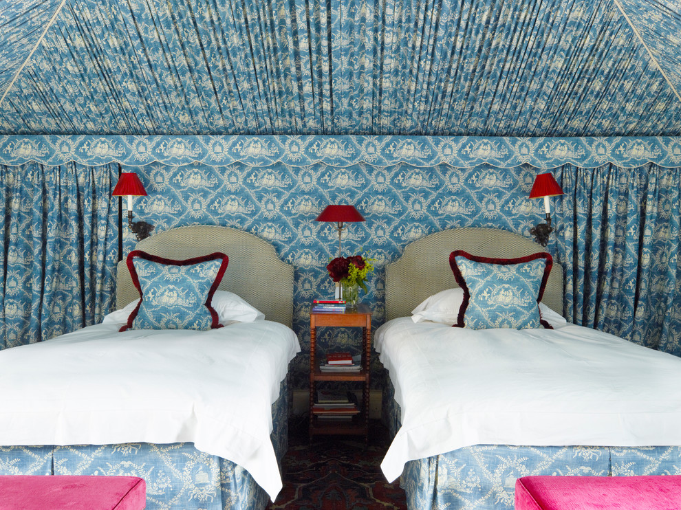 Ejemplo de dormitorio clásico con paredes azules