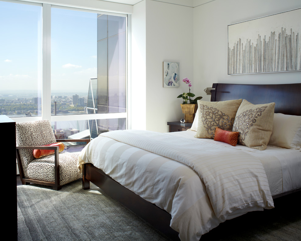 ニューヨークにある中くらいなトランジショナルスタイルのおしゃれな客用寝室 (白い壁、カーペット敷き、暖炉なし)