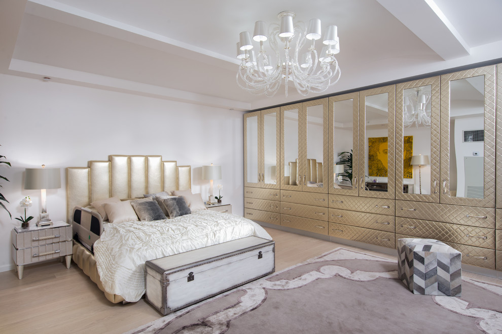 Réalisation d'une grande chambre parentale design avec un mur blanc, parquet clair et un sol beige.