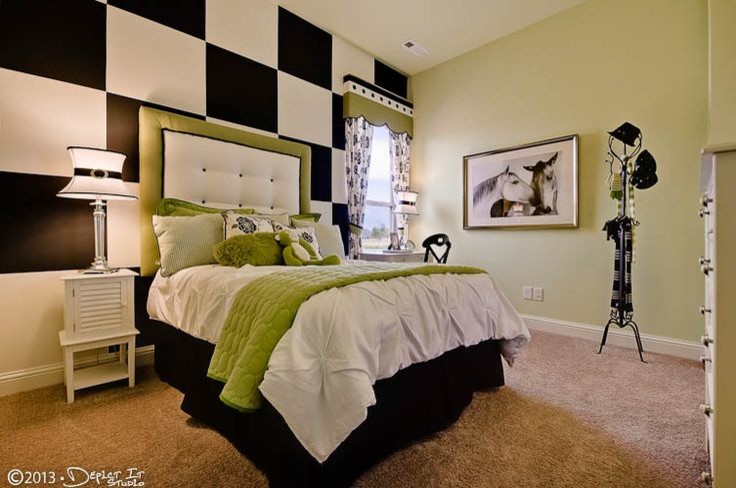 Пример оригинального дизайна: большая гостевая спальня (комната для гостей) с разноцветными стенами и ковровым покрытием