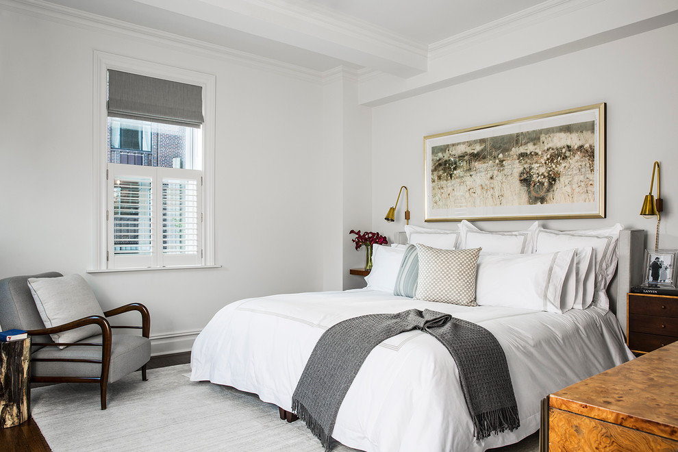 Ejemplo de dormitorio principal tradicional grande con paredes blancas y suelo de madera en tonos medios