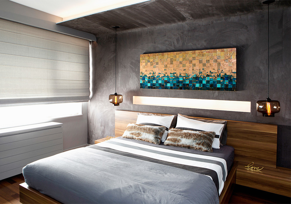 Mittelgroßes Modernes Hauptschlafzimmer mit grauer Wandfarbe und braunem Holzboden in New York