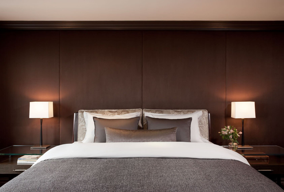 Großes Modernes Hauptschlafzimmer ohne Kamin mit brauner Wandfarbe und Teppichboden in New York