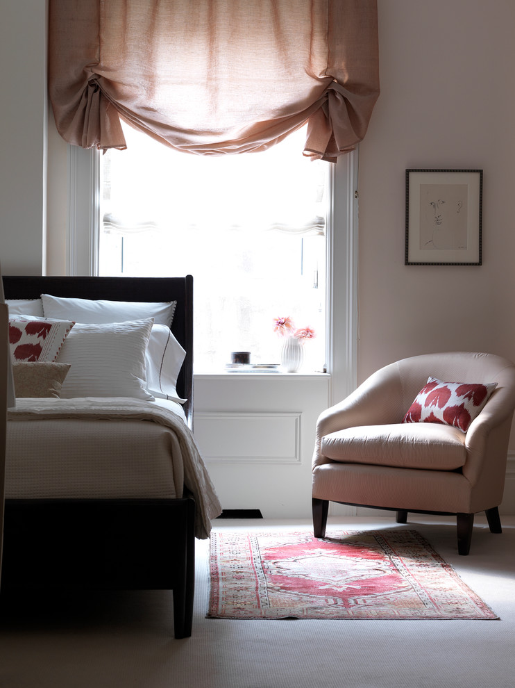 Свежая идея для дизайна: спальня в стиле неоклассика (современная классика) с ковровым покрытием - отличное фото интерьера
